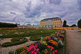  / Дворец Аугустусбург (нем. Augustusburg) и охотничий замок Фалькенлуст (нем. Falkenlust) расположены в садовом ландшафте города Брюль и относятся к самым ранним образцам архитектуры рококо в Германии XVIII века. В 1984 году причислены к списку объектов Всемирного наследия ЮНЕСКО.
В начале XIX века рейнская область, где расположились замки, была оккупирована Наполеоном. Когда в 1809 годе он увидел Аугустусбург, то расстроился из-за того, что не может увезти этот дворец к себе во Францию. После освобождения Рейнланда в 1815 году он переходит во владение Пруссии. С 1877 года дворец в качестве своей резиденции использует кайзер Вильгельм I.
После Второй мировой войны Аугустусбург использовался главами Германии для проведения многочисленных государственных приёмов. Всего за послевоенное время здесь побывало более 100 глав иностранных государств и правительств. Это было обусловлено близким расположением по отношению к Бонну, который являлся столицей ФРГ.
В настоящее время в Аугустусбурге организуются ежедневные экскурсии для туристов, а прилегающие парки используются в качестве общественного места или для проведения концертов.