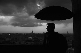 Черно-белое кино / Город, человек, зонт, крыши, гроза, сталинская высотка