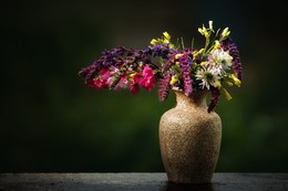 Вечерняя / Букет полевых цветов в глиняной вазе