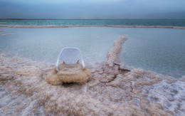 Что-то не так / Сколько по времени должен простоять стул, что бы так выглядеть? Мертвое море, 2016г.