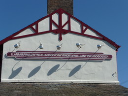 Не бермудский треугольник / Город, с самым длинным названием в мире. Великобритания, Уэлс, остров Англеси