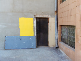 Yellow paint on the wall / https://vk.com/mikalai_nikitsin