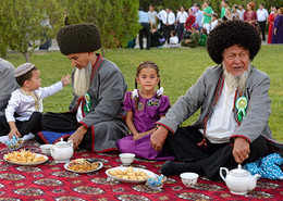 Деды и внуки / Снимал на празднике в Ашхабаде