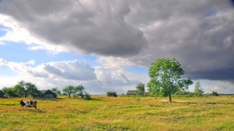 на отшибе / август, конец дня, облачно, обложено