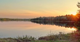 На закате / Вечер, тишина. Только дым от костра выдает присутствие рыбаков на озере.