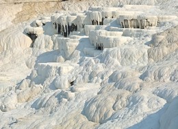 Памуккале / Памуккале, «Хлопковый замок» — это скопление уникальных горячих источников с высокой концентрацией оксида кальция, позволяющих лечить целый спектр заболеваний. В него входят 17 геотермальных источников с температурой воды от +35 до +100 °C и водоемы-террасы, образовавшиеся из травертина. Знаменитые белоснежные каскады курорта — не просто популярная достопримечательность, целебная сила вод Памуккале известна уже как минимум 4 века. 
Термин «травертин» ведет свое происхождение еще с Римских времен — свое название травертин получил от города, известного в древние времена как Тибур. А наиболее знаменитые залежи травертина находятся в Тиволи и Гуидония-Монтечельо в Италии, где расположены самые старые карьеры, известные еще с Римских времен, например карьер Бернини.