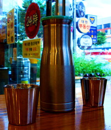 Графин холодной воды. / Кафе Сеула.