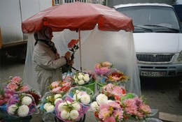 базарчик на Стрелковой / всем хороша эта леечка, только объектив ничем не закрывается, ни шторкой, ни крышкой.