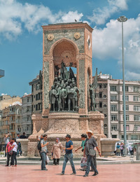 Площадь Таксим. Монумент «Республика». / Стамбул. 
Июнь 2014 год. 
© Майя Абесламидзе, Анатолий Щербак.