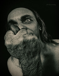 Магический жест художника. / Магический жест художника.
В магической практике кукиш, является универсальным оберегом, способным отгонять опасность, особенно сглаз и нечистую силу.
Кукиш как мудра позволяет закрыться энергетически от потенциального противника и очень действенна в конфликтных и стрессовых ситуациях.