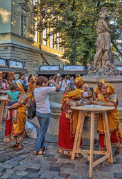 Фольклорный фестиваль &quot;Етновир&quot; во Львове / Зрители фотографируют своих детишек на руках
у девушек артисток из Индии
