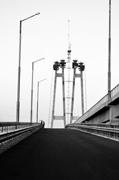 Вечная память недостроиным мостам! / Украина, г.Запорожье! Эти мосты стали уже городским достоянием! И славятся они тем что строятся уже 12 лет. По некоторым источника было сказано что стройка началась в 2004 году и должна была закончиться в 2009. На дворе уже конец 2016 года. И знаменитые Запорожские мосты просто начали рушиться! 
Вот такой не обычны памятник недостроенной архитектура!