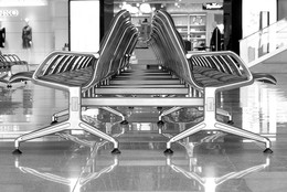 Присядем / Кресла в аэропорту.