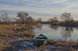 Две лодки одной реки / Россия. Тульская область. Алексинский район. Першино. Река Упа.