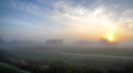 деревня просыпается / раннее утро, сентябрь, всё в тумане, солнце только поднялось