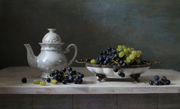 Виноград / Домашний виноград на белом столе