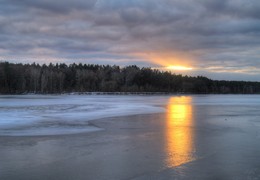 Не лунная дорожка / Фотопрогулки в вечернем свете

«Куда меня, дорожка,
Опять ты завела?
До милого порожка,
Обычные дела! 

Как-будто ноги прямо
И сами по себе,
Ведут меня упрямо
По собственной судьбе.

Забудусь на минуту,
И снова ты везде!
Тебе молиться буду,
Как собственной звезде!

Любовь, как крошки хлеба,
Рукой в ладонь смела -
Луну заманим с неба,
Коли тебе мила!»

Тамара Второва

 &quot;Луну заманим с неба
 В ладонь,— коли мила!&quot;
 (Марина Цветаева)