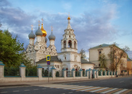 Церковь Николая Чудотворца в Пыжах / Постр. в 1670—72 в Стрелецкой слободе на средства стрелецкого полка Богдана Пыжовая на месте деревянного храма Благовещения (первое письм. упом. — 1639).
В 1922 власти изъяли св. 15 пудов золотых и серебряных церковных украшений и утвари. 
Закрыт ок. 1934. Икона «Спас Вседержитель» (1674, школа Оружейной палаты) поступила в 1934 в Третьяковскую галерею. Колокол храма (1900) оказался в Большом театре и был приобретен у него Богоявленским Елоховским собором, после того как треснул соборный колокол. В здании размещались мастерская, акустическая лаборатория, научно-исследовательский институт, объединение «Росмонументискусство». Реставрировался в 1960-е.