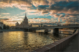 Московская осень #4 / Низкое осеннее небо впечатляет. Оно прекрасно. Дует прохладный ветер с реки. Но ничего все компенсируется желанием творить. Мы всегда в поисках того золотого кадра, от которого замирает сердце при обработке.
