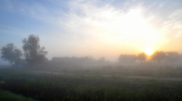 туманный рассвет / утро, сентябрь, кругом туман, деревня близко