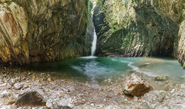 Свирский водопад / Свирский водопад, находится в Свирском ущелье п. Лазаревское.
Панорама из 6 кадров