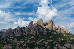 Монсеррат / Монсерра́т ( в переводе с каталонского языка Montserrat — &quot;Иссеченная гора&quot;) — гора, имеющая причудливые очертания, в 50 км от Барселоны на полпути до Пиренеев, dысота горы 1236 метров, протяженность 10 км, а ширина 5 км.