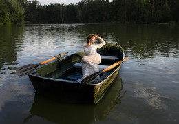 Девушка в лодке / Девушка в лодке