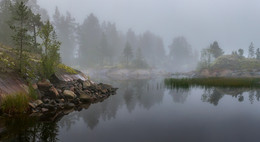 Туманно-пасмурное утро на Ладоге / Карелия. Ладожское озеро.
