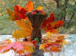 Осеннее настроение / дождь, краски осени, листья, осенний букетик