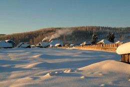 Зимнее утро в деревеньке / Игра утренних лучей солнца, дымок из труб деревенских домов.