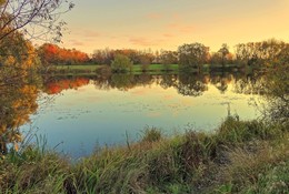 Краски осеннего пруда / Перед заходом солнца вокруг пруда заиграла разноцветными красками осень.