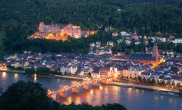 Огни Гейдельберга / Вечерний вид на старый город, Гейдельбергский замок, мост Карла Теодора и реку Неккар.