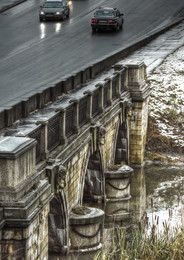 Мост... / Трёхарочный (Львиный) мост Построен по проекту А.Д.Захарова в 1799-1801 годы. Второе название получил из-за каменных львиных масок, которые украшают замковые камни его трех арок. Разрушенный в годы войны, Трёхарочный мост восстановлен в конце прошлого века.