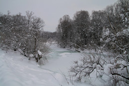 Замерзающая река / На реке замерзающая наледь покрытая снежком