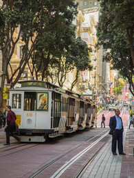 Улица в Сан Франциско / На снимке виден знаменитый трамвай действующий с 19го века. Называется Cable car. Достопримечательность. Передвигается с помощью канатов проходящих под рельсами.