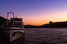 На воде / Корабль на воде,под луной