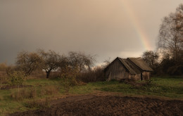 После дождя / После дождя. Старый сарай и радуга осенью. Деревня Завидичи, Лепельский раен, Беларусь.