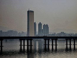 Возможно это был мираж / Сеул в дымке.
Мост через реку Ханган. г.Сеул. Республика Корея.