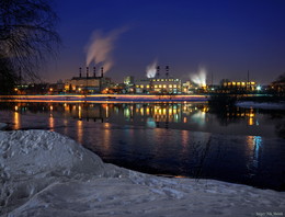 Карамельный пейзаж… / …с зефирным сугробом у шоколадной фабрики «Коммунарка» в ночном Минске зимой