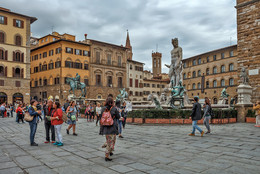 Piazza della Signoria / фонтан Нептун, скульптор Бартоломео Амманнати (1563-1575 годы),
слева от фонтана конная статуя Козимо I Медичи, великого герцога Тосканского, выполненная скульптором Джамболоньей в 1594 году.