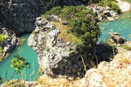 Черногория. В каньоне реки Морача. / Каньон реки Морача один из самых красивых в Черногории.