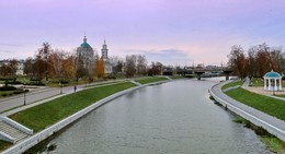 Вечереет в городе / Рано темнеет в ноябре, еще зима не тронула осеннюю природу в Орле, набережная реки Орлик зеленеет, как летом.