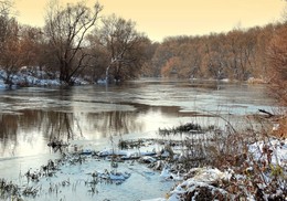 Первый лёд на Орлике / К середине ноября похолодало, выпал снег и появился первый ледок на реке Орлик.