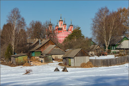 Тверская глубинка / Россия. Тверская обл. Село Красное. 
Видна церковь Спаса Преображения 

март 2016г