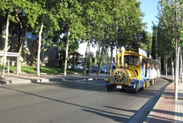 Городской паровозик на колёсах / Паровозик для отдыхающих в приморском городе Камбрильс
