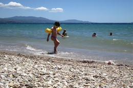 Девочка и ласковое море / На пляже Метаморфоси, Ситония, Греция