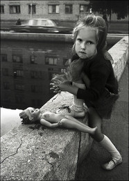 Спасённая кукла / Шёл мимо и увидел растерянную девочку: её кукла плавала в фонтане. Я забрался в фонтан и &quot;спас&quot; куклу. Так появился этот жанровый портрет.