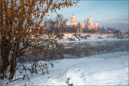 Солнце скромно подсветило и исчезло в облаках / Россия. Тверская обл. Торжок.
Река Тверца, церковь Входа Господня в Иерусалим и Собор Спаса Преображения.

ноябрь 2016