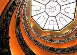 &quot;Золотая-винтовая&quot; / Лестница и свод купола здания в Ватикане.