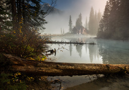 Вглядываясь в туман / Очередное туманное утро на горном озере